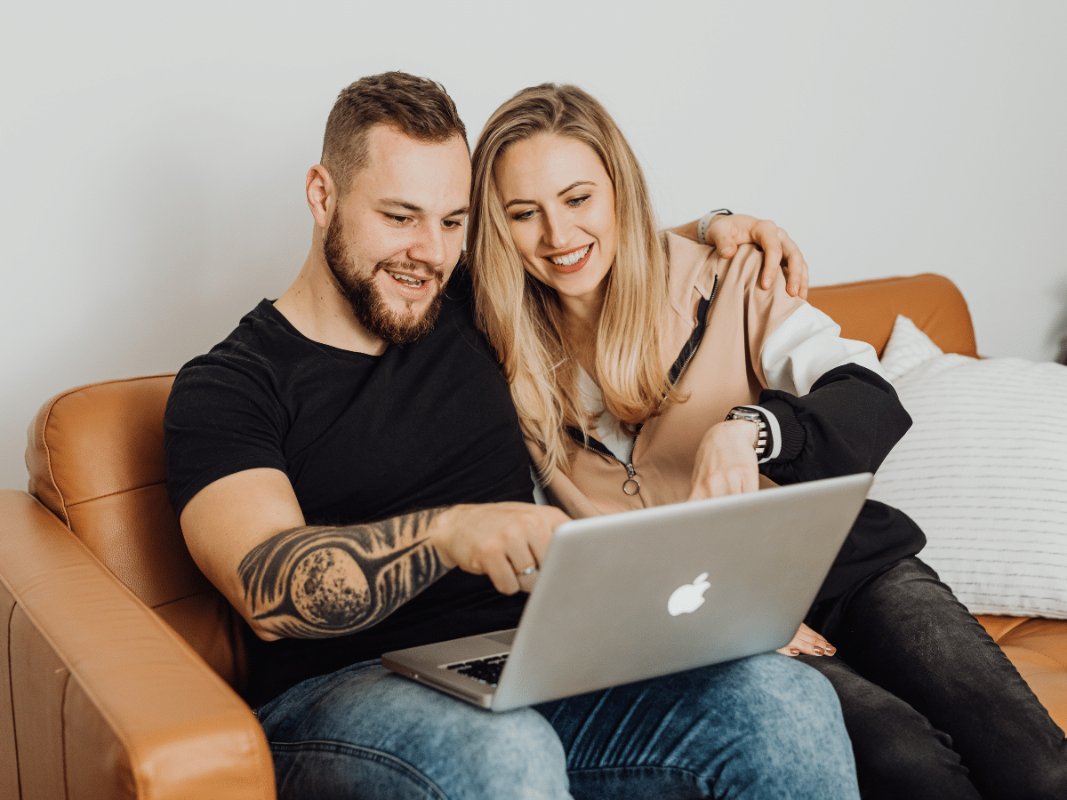 Un couple de propriétaires consulte son budget à la maison